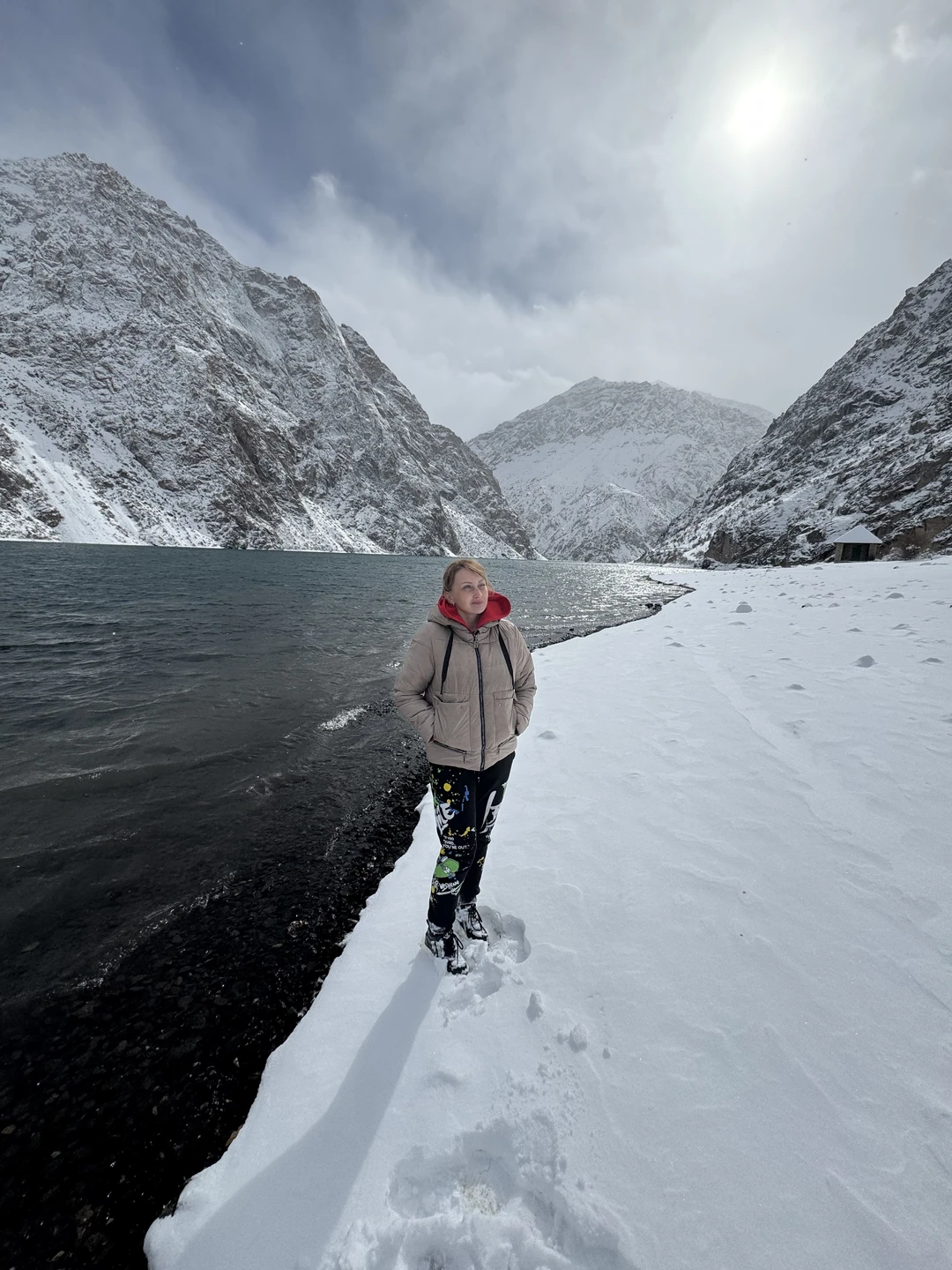 С экскурсией нам очень повезло. Именно в этот день выпал снег в горах. И мы увидели