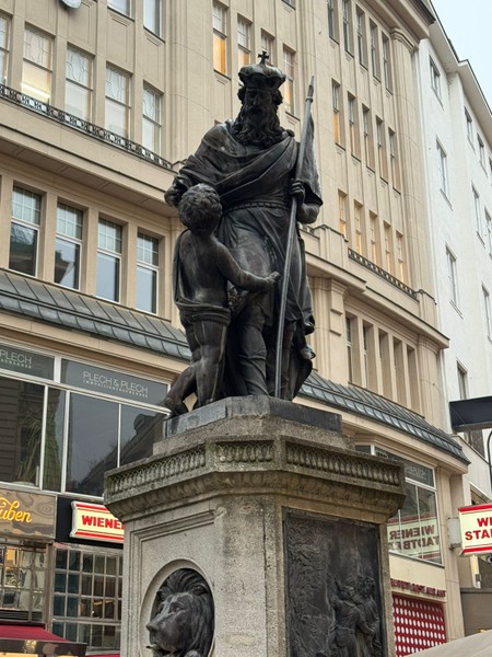 Вчера посещали Вену впервые и обратились к экскурсоводу Виктору, который очень интересно рассказал и показал нам