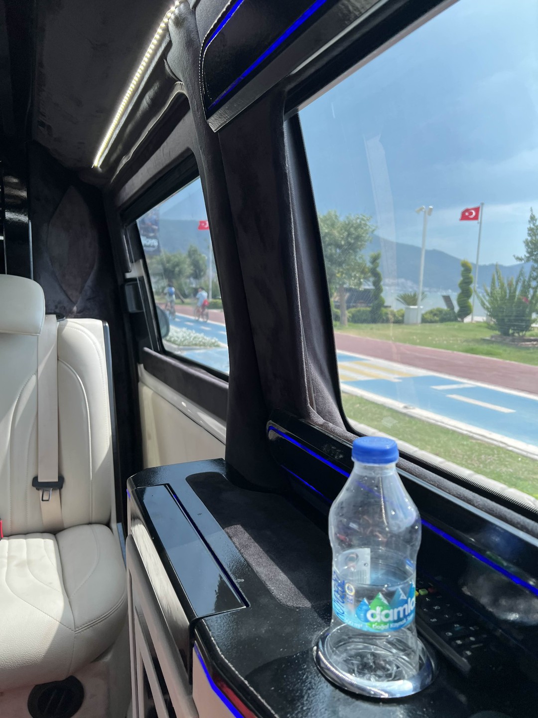 Увы с табличкой на входе никто не встретил, но по Вотсапу нашлись быстро, авто чистое удобное,