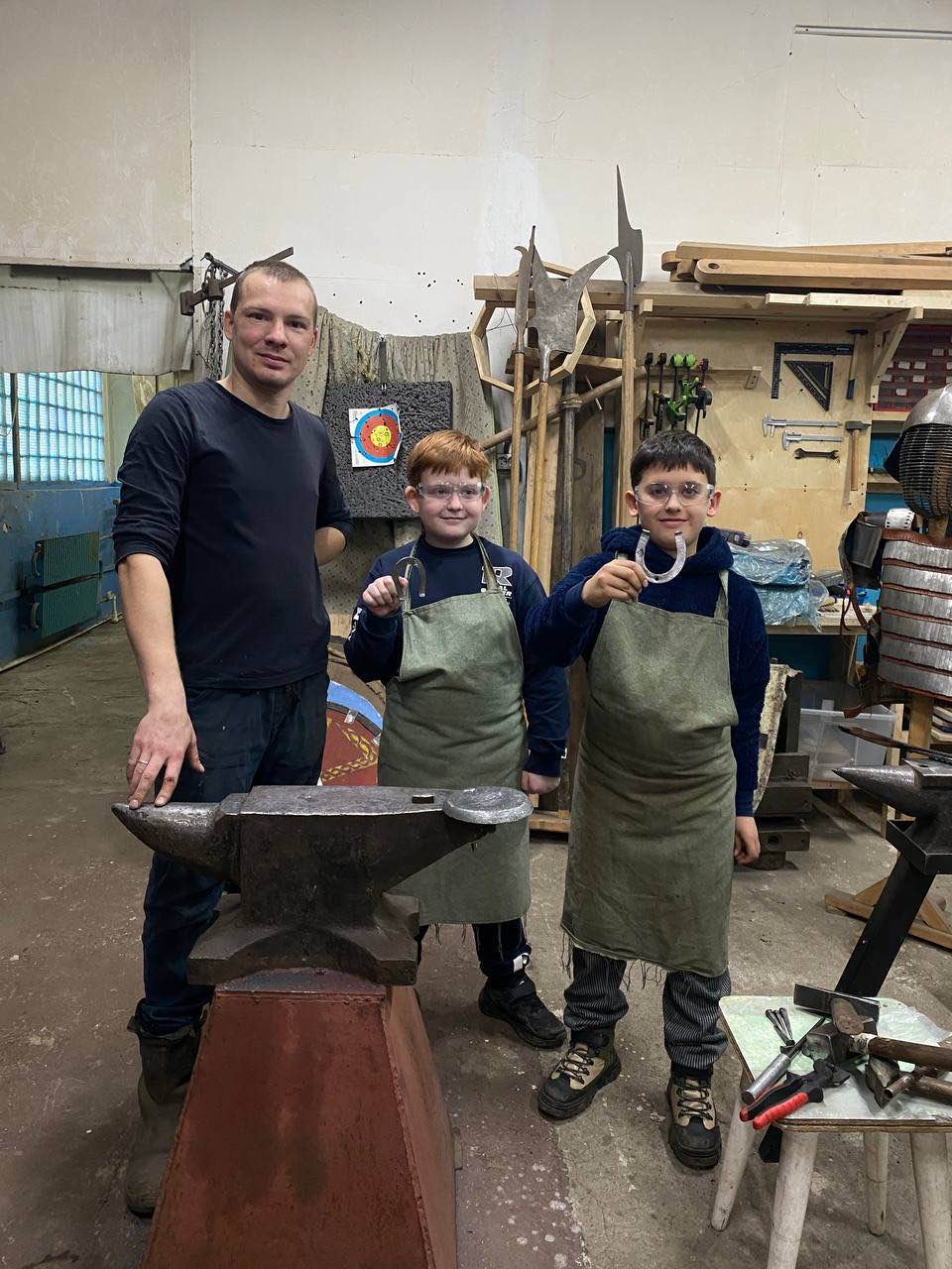 Мы подарили сыну мастер-класс в кузнице-исполнили его мечту! Летом сын сам пытался ковать на даче, без