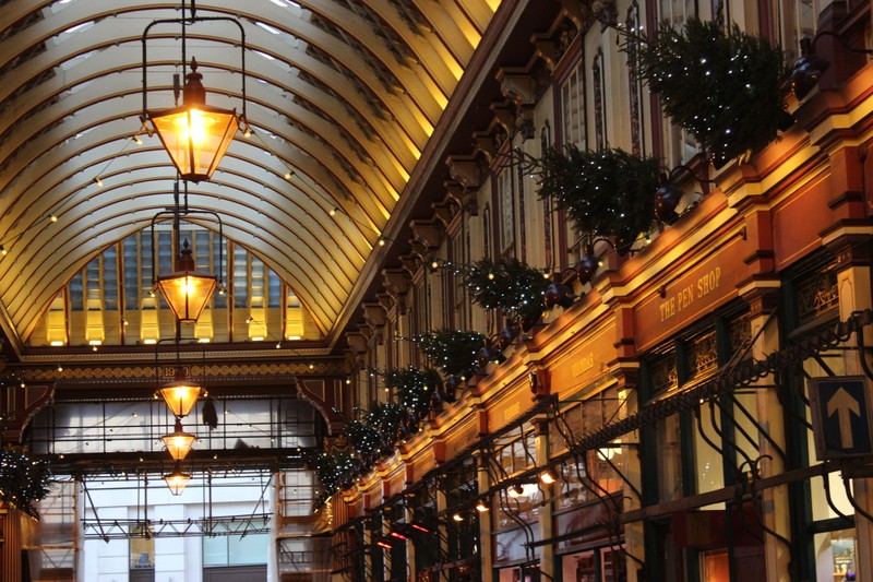 Рождество со скрягой Эбенизером Скруджем и его создателем Чарльзом Диккенсом