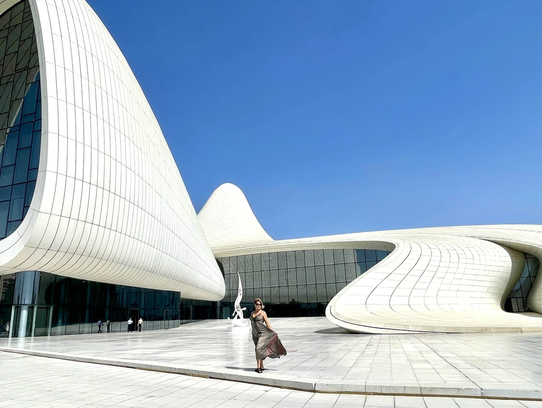 Наиля повела для меня прекрасную экскурсию по футуристическому Баку - много информации, очень доброжелательное отношение и прекрасные фото!