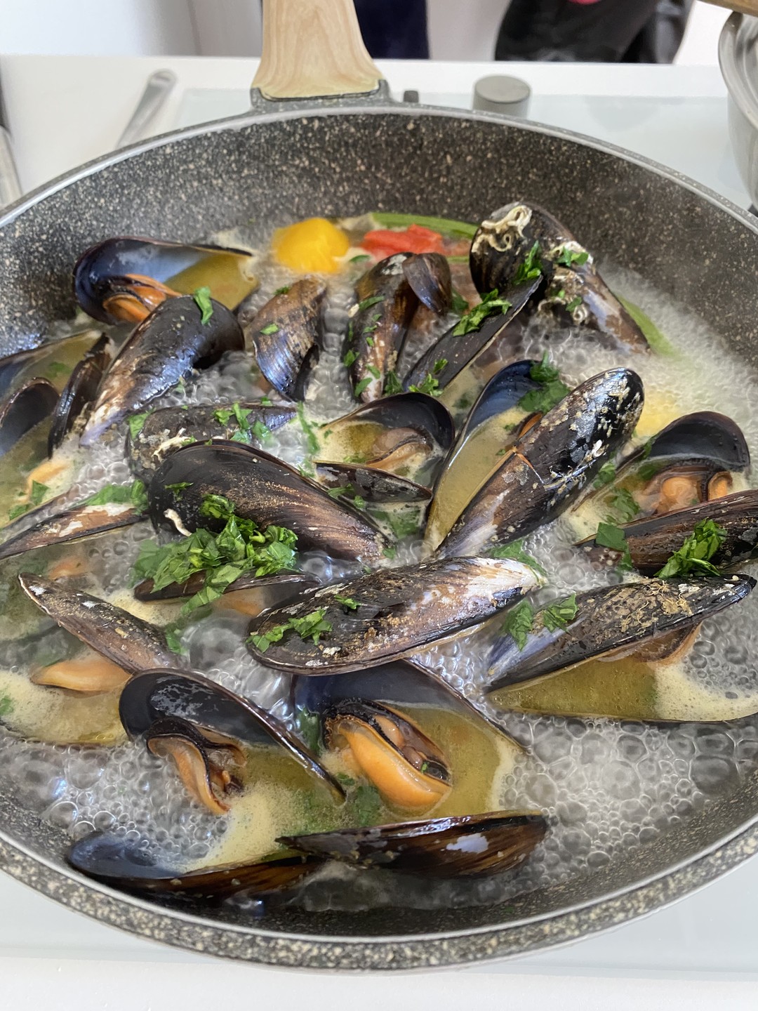 Было очень душевно, нас забрали из отеля с детьми, прокатились на рынок и готовили местную кухню