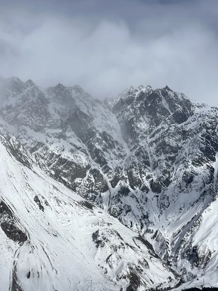 Вчера побывали на экскурсии к Казбеку и в крепость Ананури — это было одно из самых ярких впечатлений нашей поездки!
