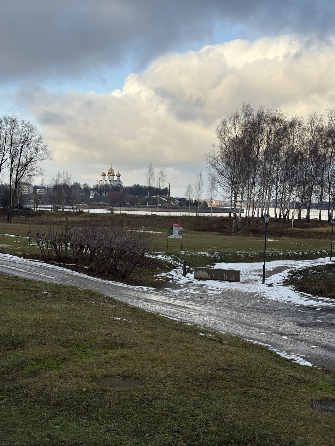 Хорошая экскурсия, тем более в ноябре, когда холодно и не погуляешь. Комфортный автомобиль. Девушка экскурсовод очень