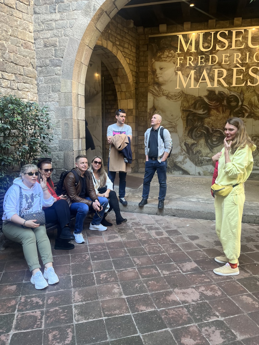 Провели несколько часов с Людмилой! Спасибо большое за экскурсию! Было познавательно и весело!