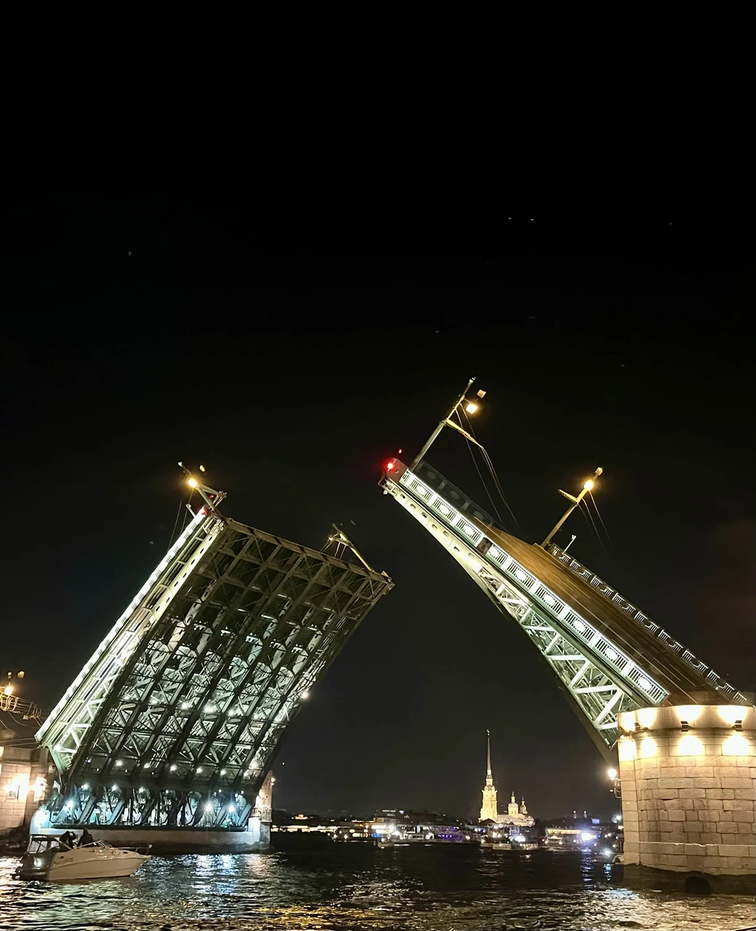 Переживали,что будет прохладно,тк на экскурсии были 4 октября,но напрасно. Катер заменили на комфортабельный теплоход. Во время