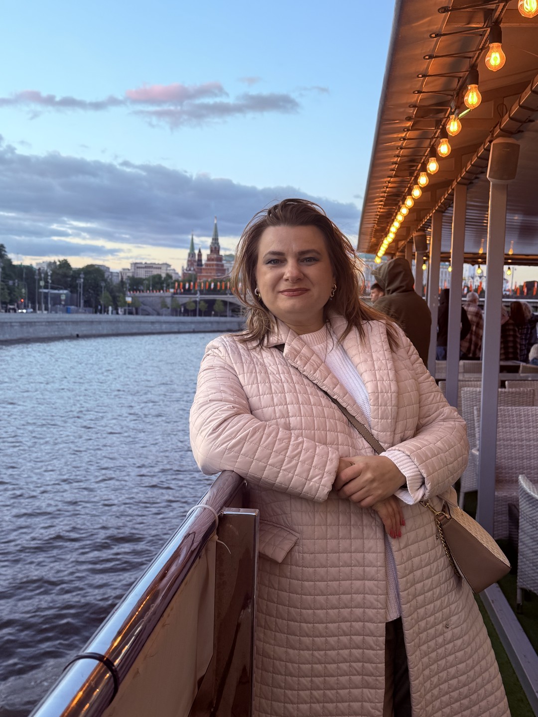 Очень понравился маршрут! Проходит через основаные достопримечательности Москвы. Есть открытая и закрытая палубы. Можно как заранее