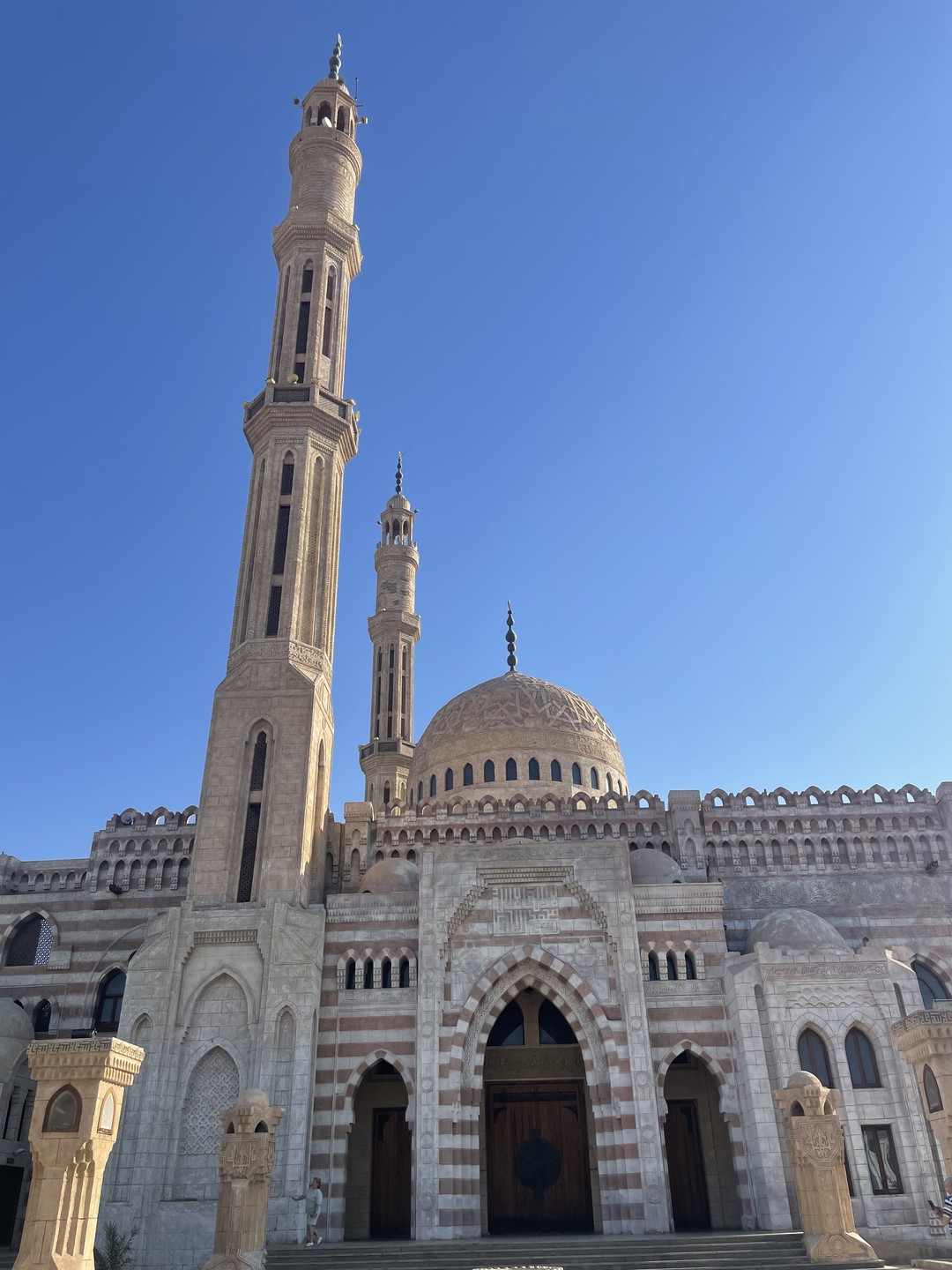 Были на экскурсии по городу с экскурсоводом Хэни. При заказе экскурсии учли все пожелания (отменили к
