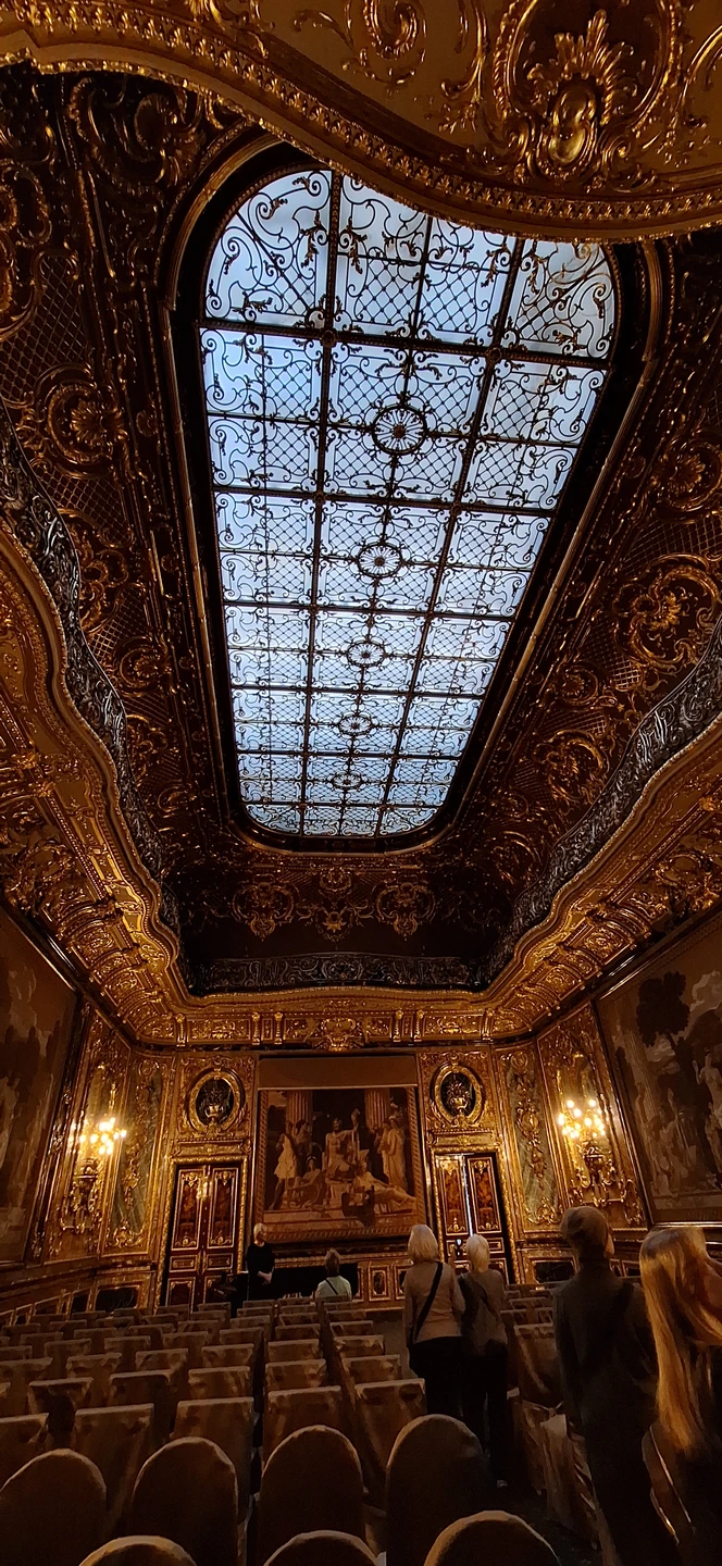 На мой взгляд мало помещений открыто к посещению. Но, по разъяснениям экскурсовода, их занимают действующие архитекторы