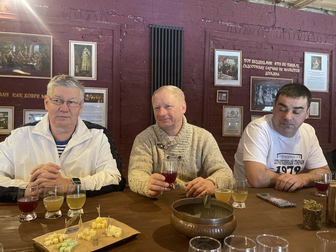 У нас была большая компания, 11 человек