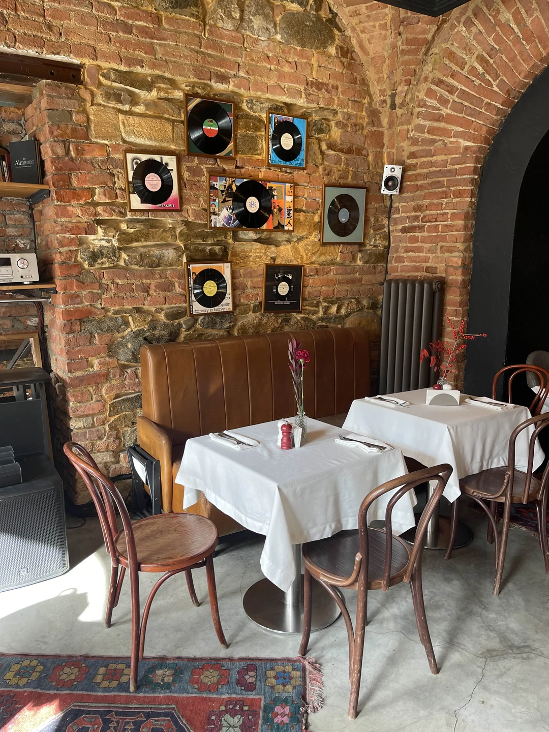 Зара отличный рассказчик до такой степени увлеченный и влюбленный в свою Родину, что заражает этой любовью