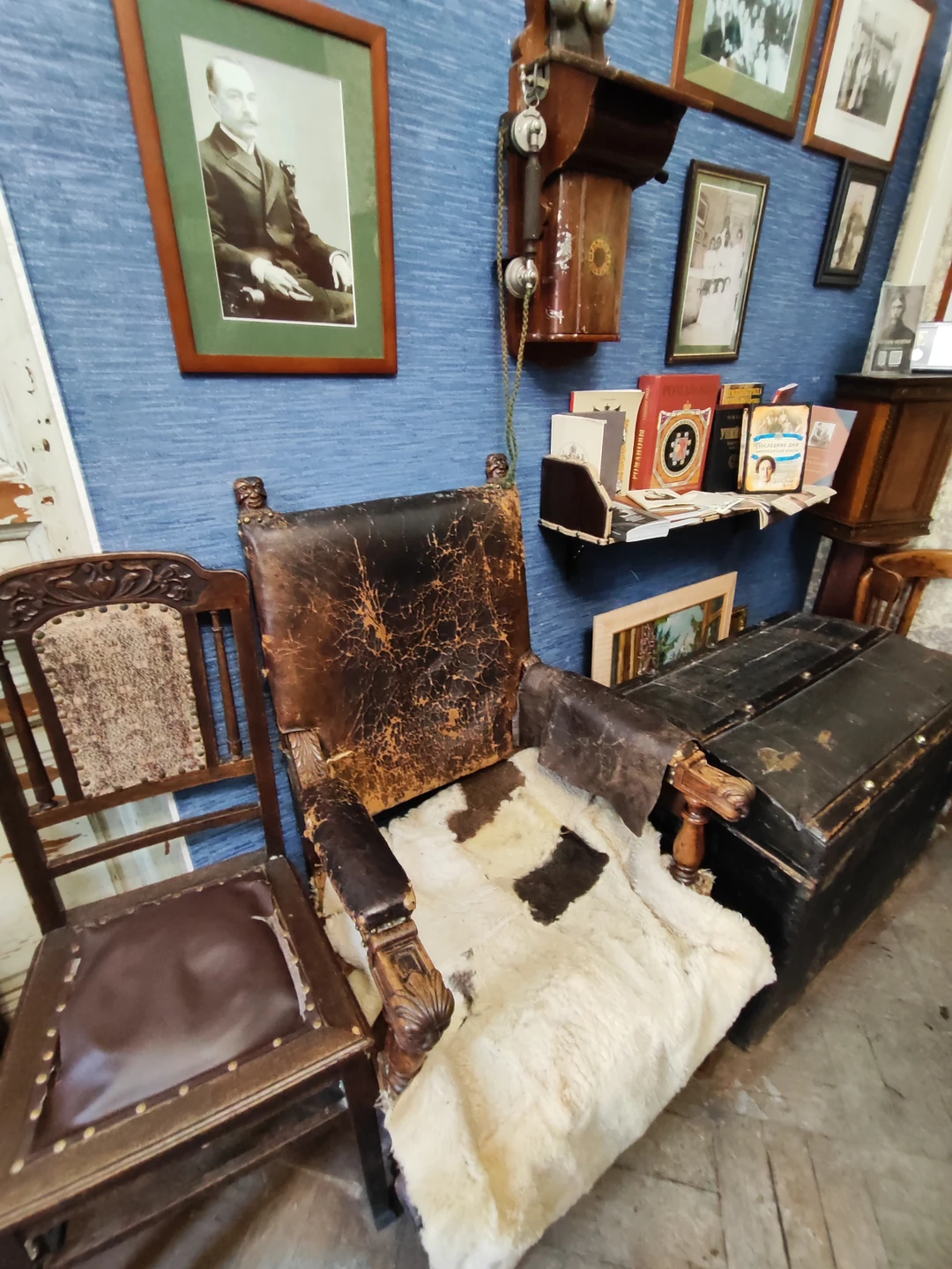 На такую экскурсию следует идти подготовленным, с пониманием исторических событий и представлением о личности Распутина (детям