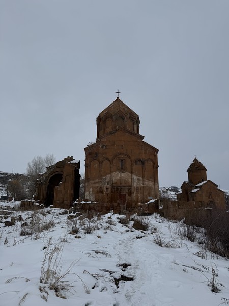 Великолепный гид, все действительно просто и с юмором, забрал из аэропорта, помог с обменником, познакомил с своей коллегой Жужей)