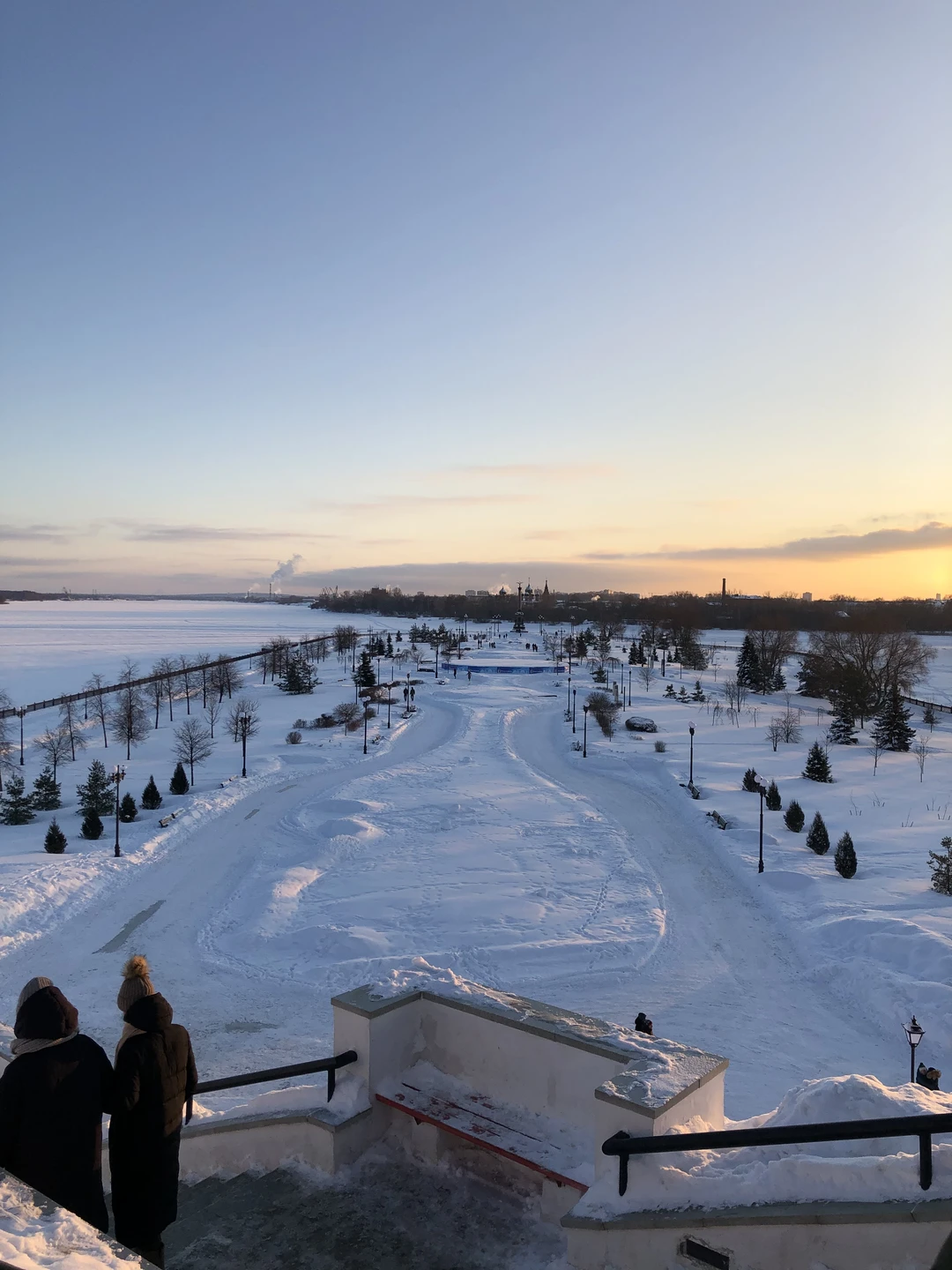 Отличная экскурсия! Динамично, все понятно, интересно, и возникает интерес и дальше знакомиться с городом! Даже мороз