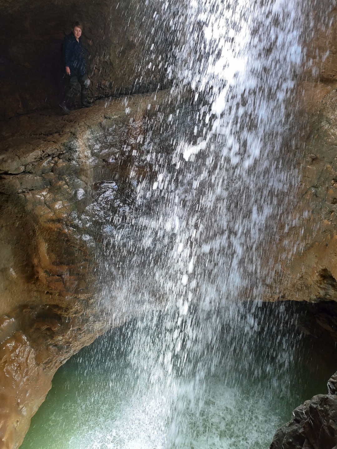 Экскурсия вышла побольше, 13 часов. Посетили все, кроме царской поляны, вместо этого поехали на гунибский водопад там намного красивее!