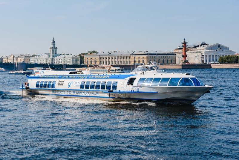 Мегатур 2 в 1: в Кронштадт и Петергоф по воде на скоростных судах