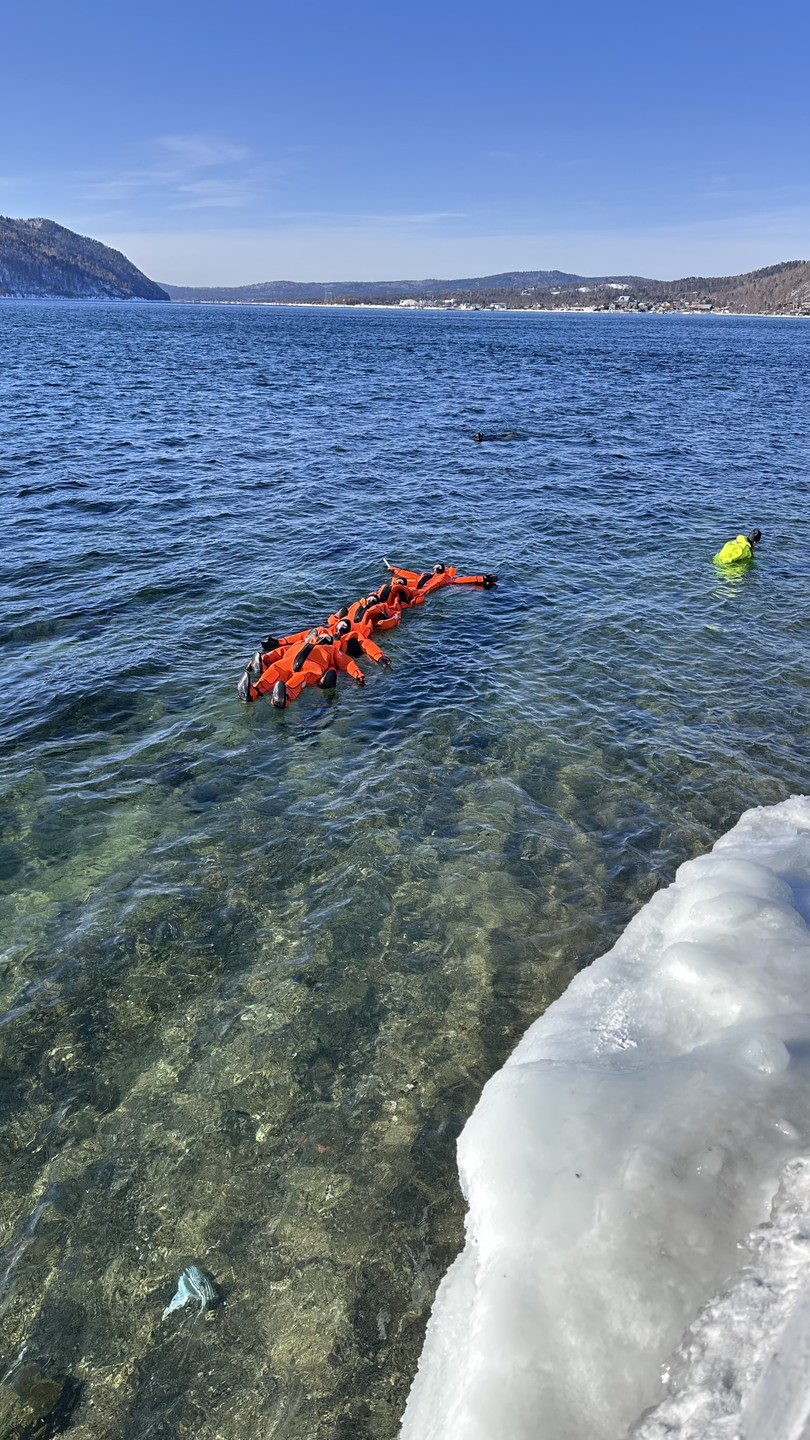 Все очень четко организовано. В теплой палатке мы быстро переоделись, костюм помогли застегнуть. Спасибо инструктору Никите!