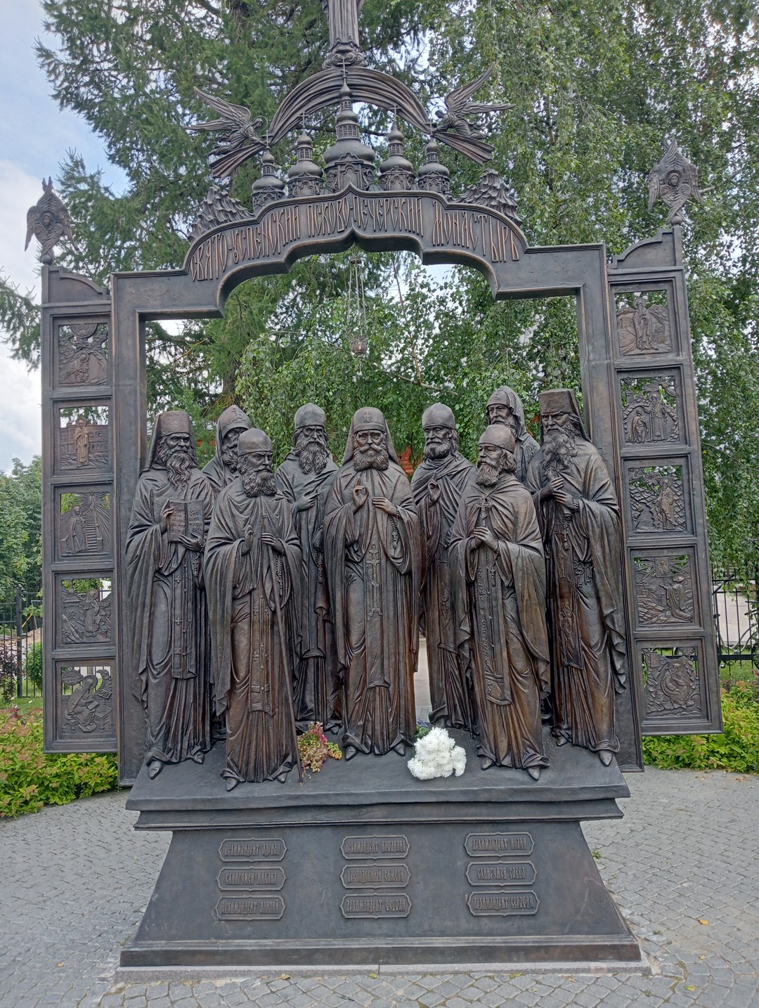 Прекрасная экскурсия, комфортный автобус, грамотный экскурсовод, есть время для свободного препровождения, очень вкусный обед в загородном кафе