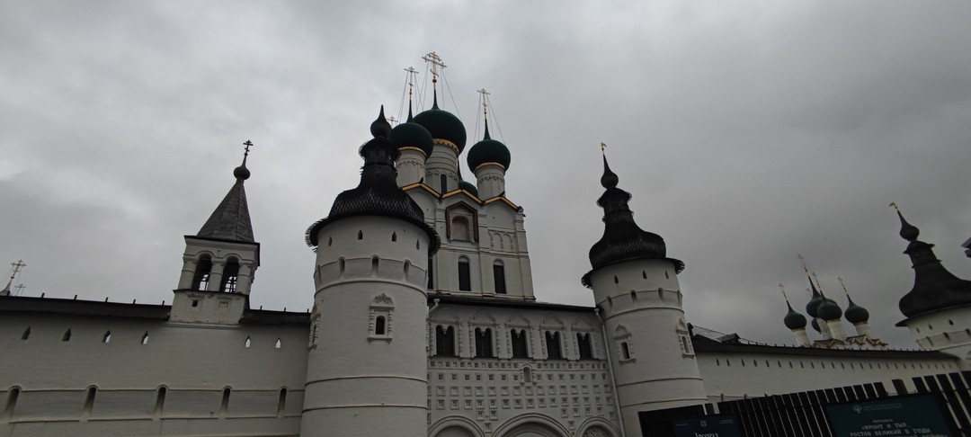 Станислав прекрасный глубоко компетентный рассказчик. Мы не раз бывали в Ростове, но Станислав открыл нам его