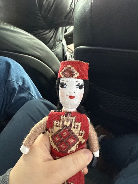 Великолепный гид, все действительно просто и с юмором, забрал из аэропорта, помог с обменником, познакомил с своей коллегой Жужей)