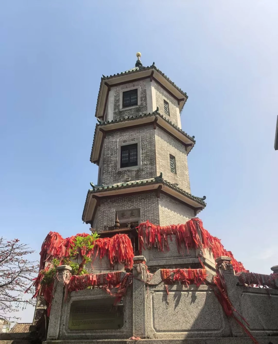 У нас был замечательный однодневный тур в древний город Шавань и сад Баомо. Наш гид, Timur