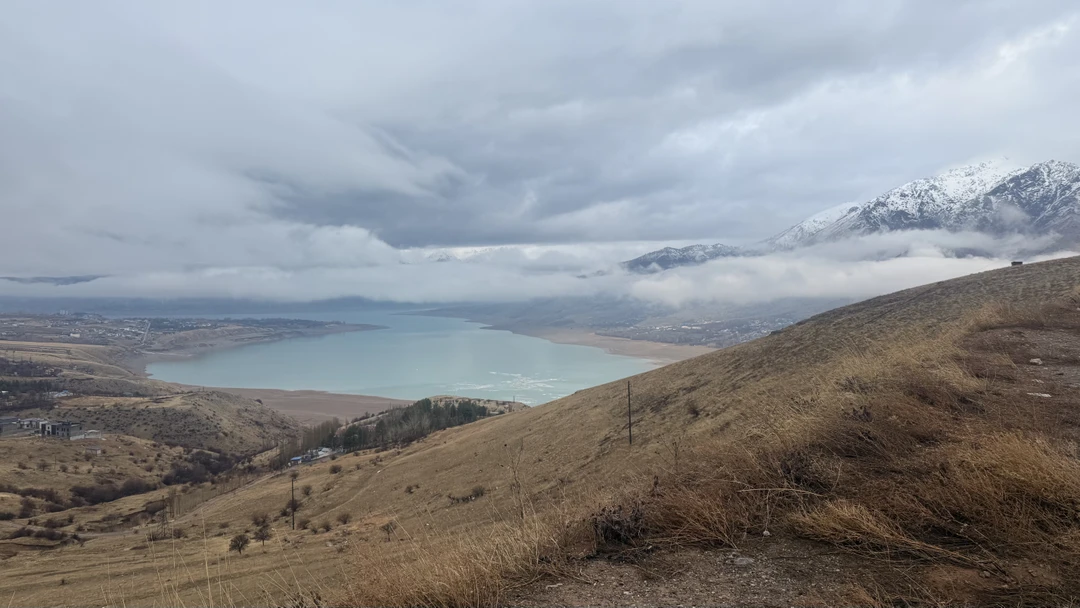 Эльдор супер гид, очень дружелюбный, добрый и открытый. Корректировал маршрут под нас, угощал чаем и рассказывал