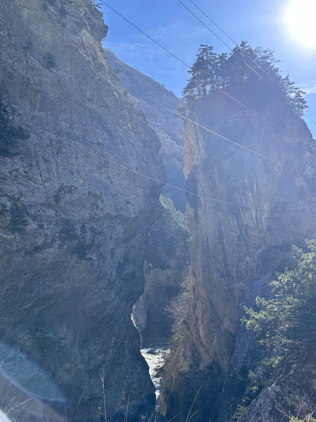 Маршрут продуман до мелочей: потрясающие горные пейзажи, древние башенные комплексы, ущелья и смотровые площадки, от которых