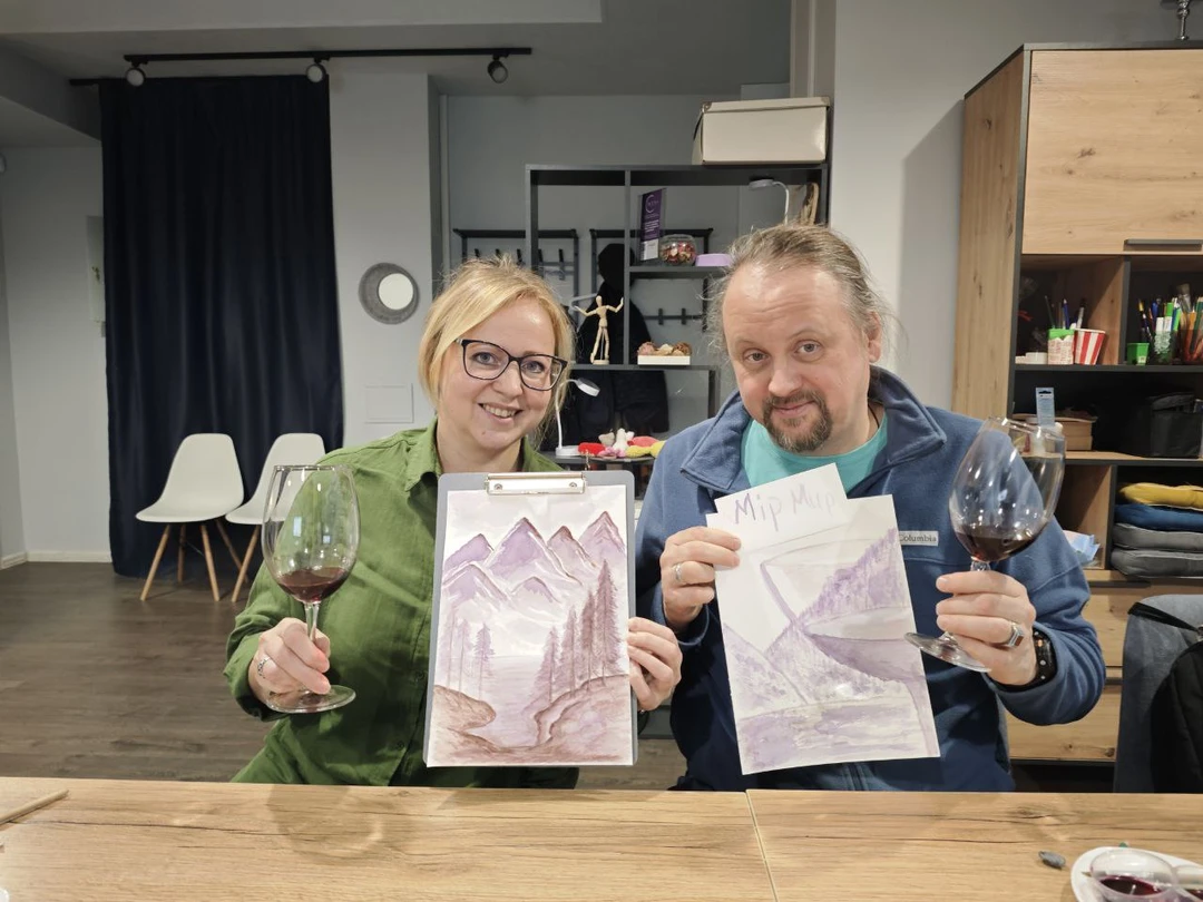 Сегодня с мужем посетили мастер -класс по рисованию вином. Очень понравилось,необычно рисовать вином. Студия очень уютная