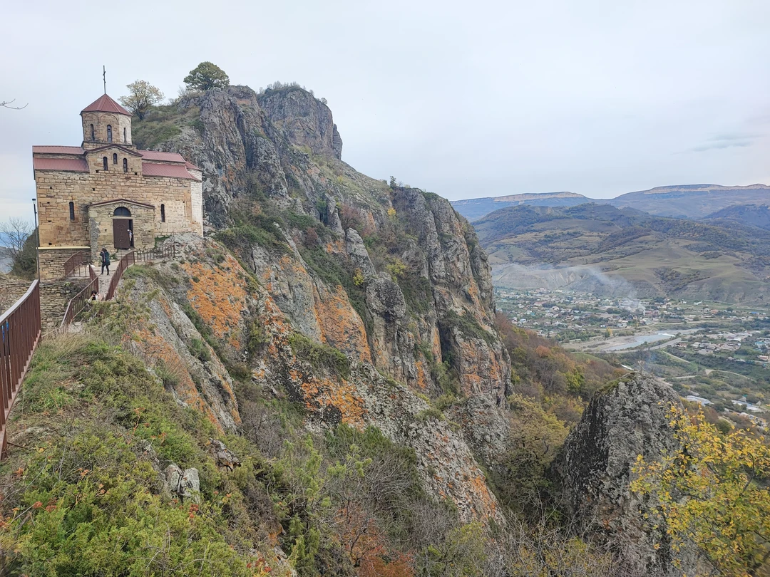 Экскурсия прошла великолепно. Гид очень хорошо всё рассказал. . Александр знаток местности. Прекрасный рассказчик. Очень комфортное