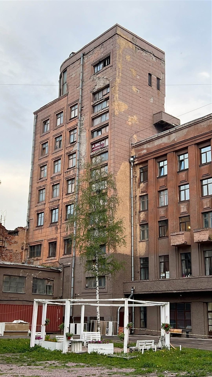 Отличная экскурсия! Гид очень подкован, любит группу Король и Шут, погружает в мир развития группы, её