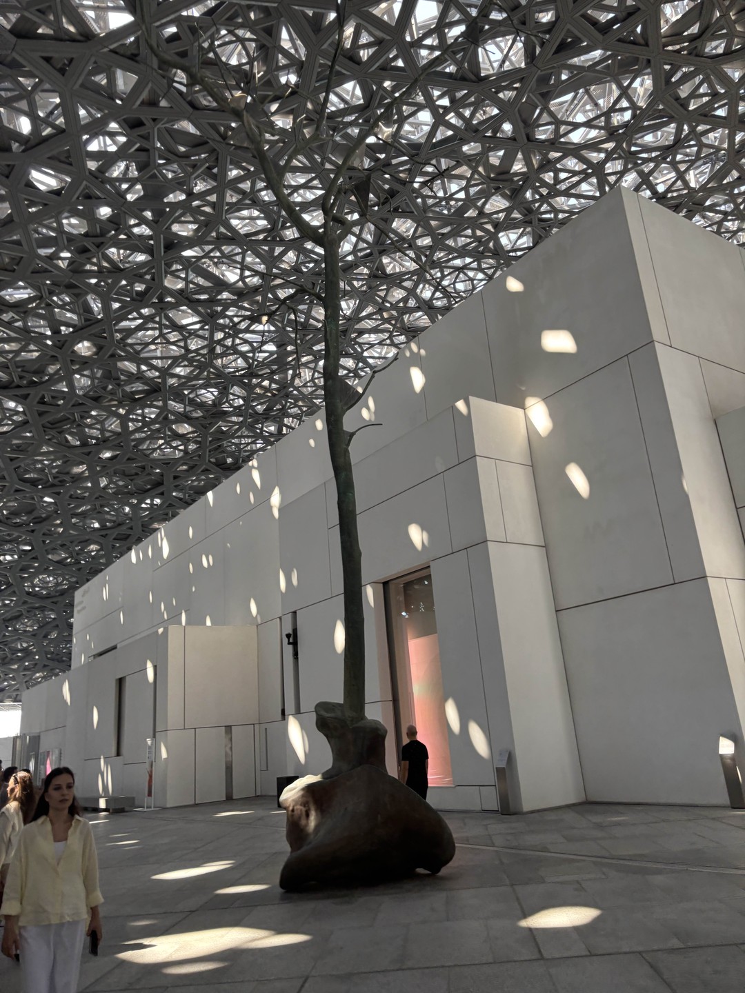 Были на обзорной экскурсии по Абу-Даби из Дубая. Прекрасный гид Девид очень профессионально и занимательно рассказывал