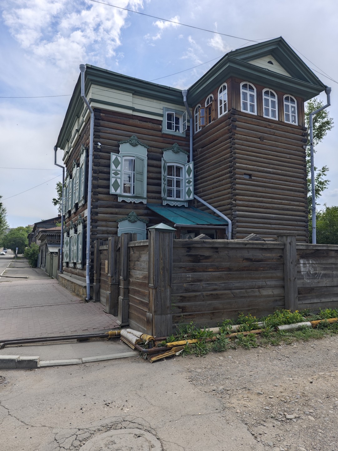 Кирилл - интересный и осведомлённый рассказчик. Провёл по интересным улицам, показав деревянные дома, что обычно не