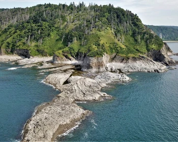 Вулкан Менделеева и мыс Столбчатый