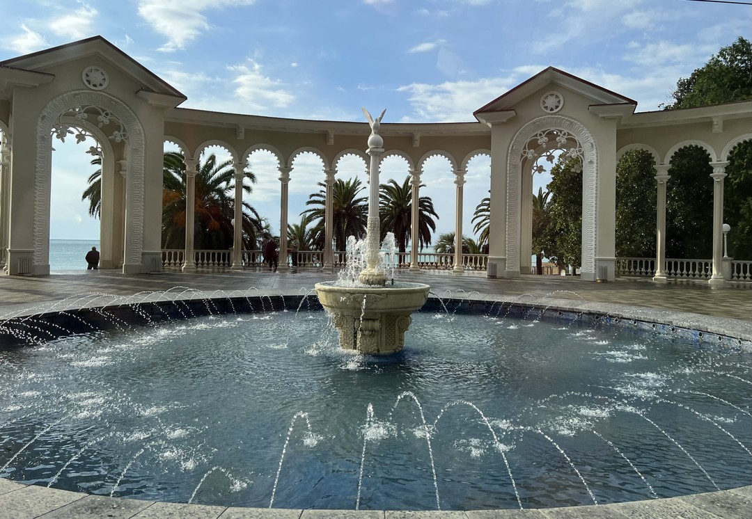 На выходные прилетели с друзьями в Сочи. Решили съездить в Абхазию, забронировали тур. За нами приехал