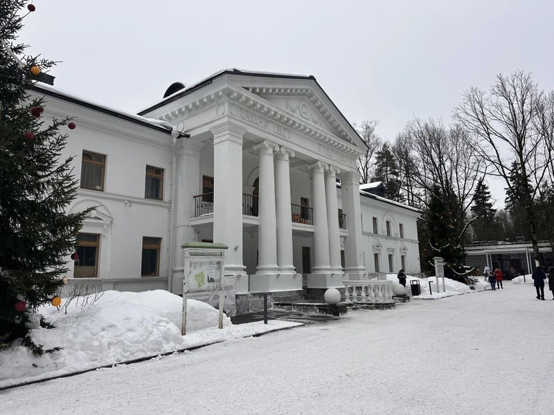 Сергей великолепный гид и прекрасный диктор. Подача материала легкая и интересная, добавление коротких юмористических рассказов о