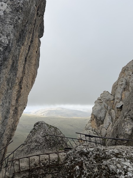 Природа Азербайджана оставила очень сильное впечатление — контрастная и живая. Горы, озера и каньоны стоят того