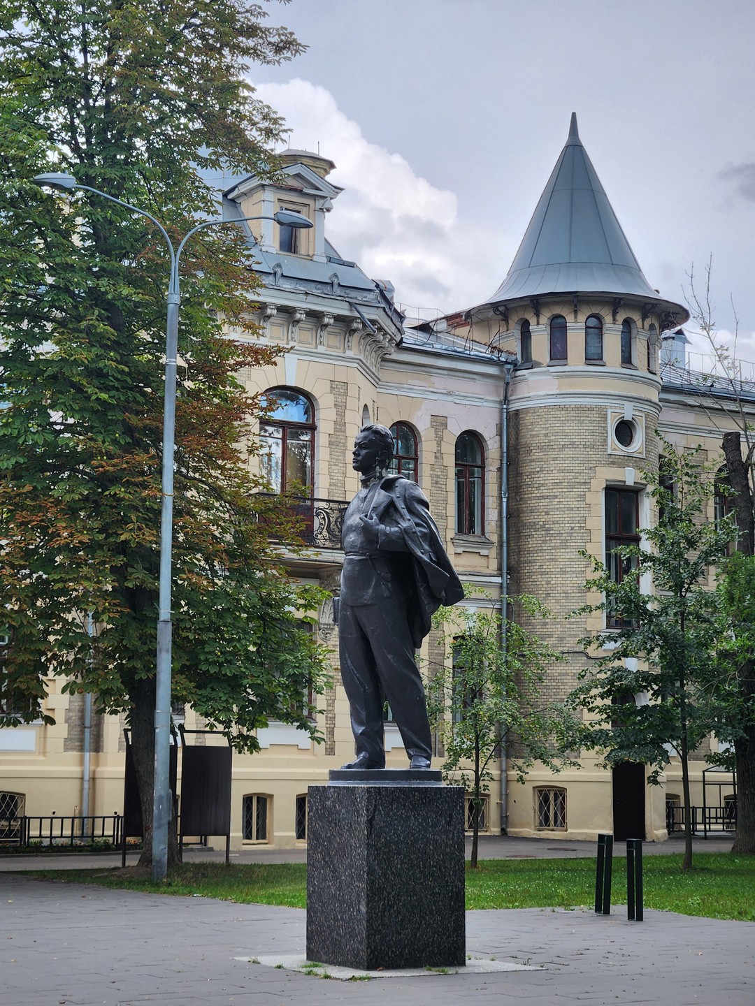 Гуляли с подругой на экскурсии с Николаем. Получили большое удовольствие, узнавая историю Бориса Леонидовича, обнаруживая отражение