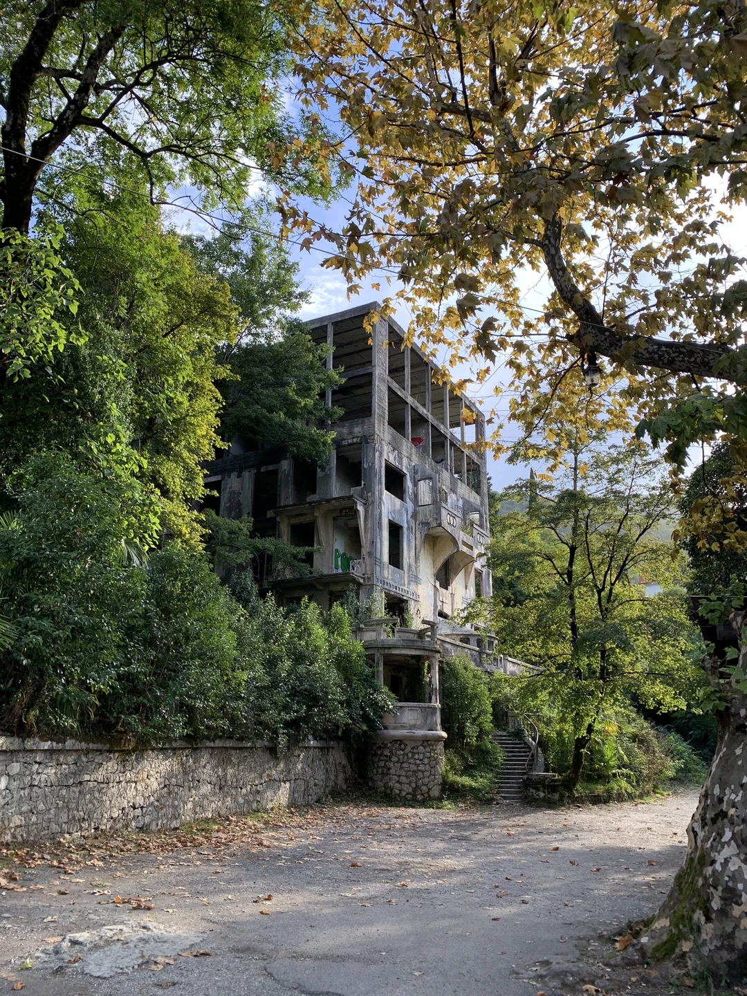 Экскурсия очень понравилась, поездка по Абхазии была на УАЗ Патриот мини-группами из 8 человек в машине,