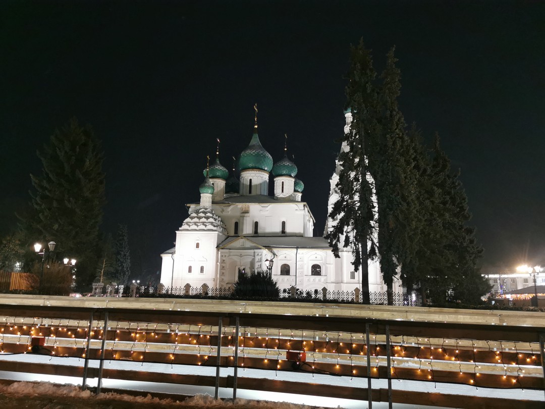 Отлично погуляли по зимнему рождественскому Ярославлю, спасибо Роману. 🎄