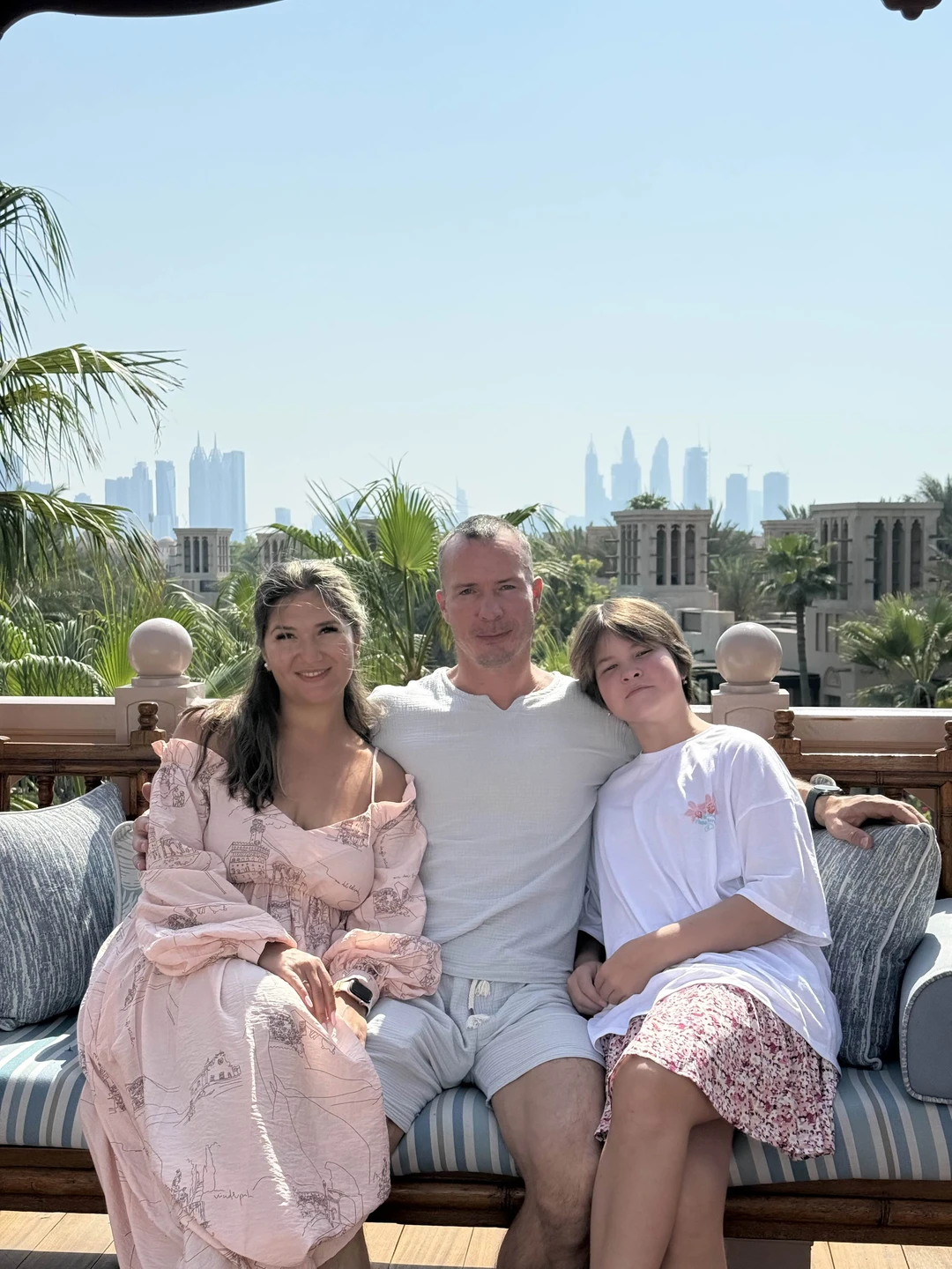 Заказывали машину с водителем в аренду для поездки из Абу-Даби в Дубай с мужем и ребенком, катались на 14 часов