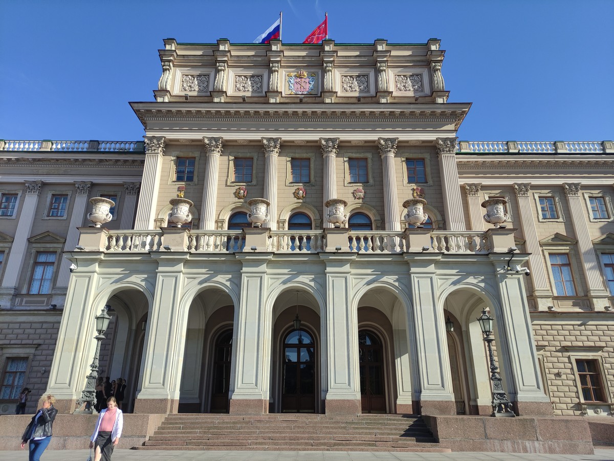 Мятежные площади. От Елизаветы до Ельцина (5/11)