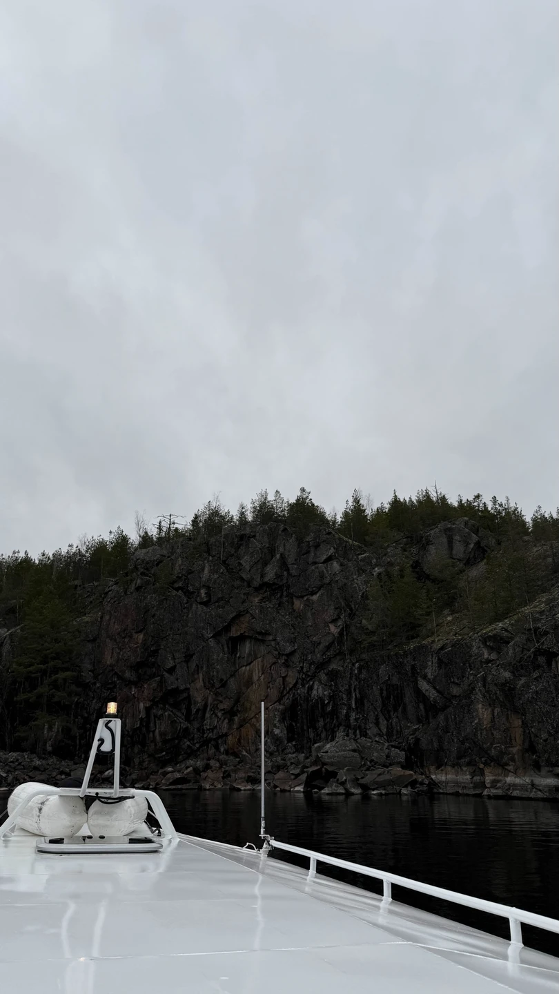 Так как лед на Ладоге 25 декабря еще не встал, шли не на аэролодке, а на