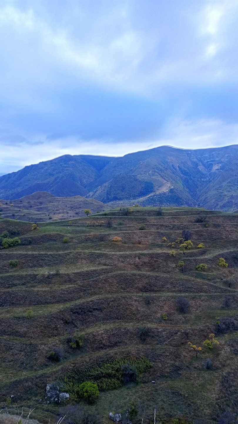 Прекрасная, хотя и довольно сложная экскурсия. Сейчас удачное время для посещения Гамсутля, мало народа, и погода не жаркая