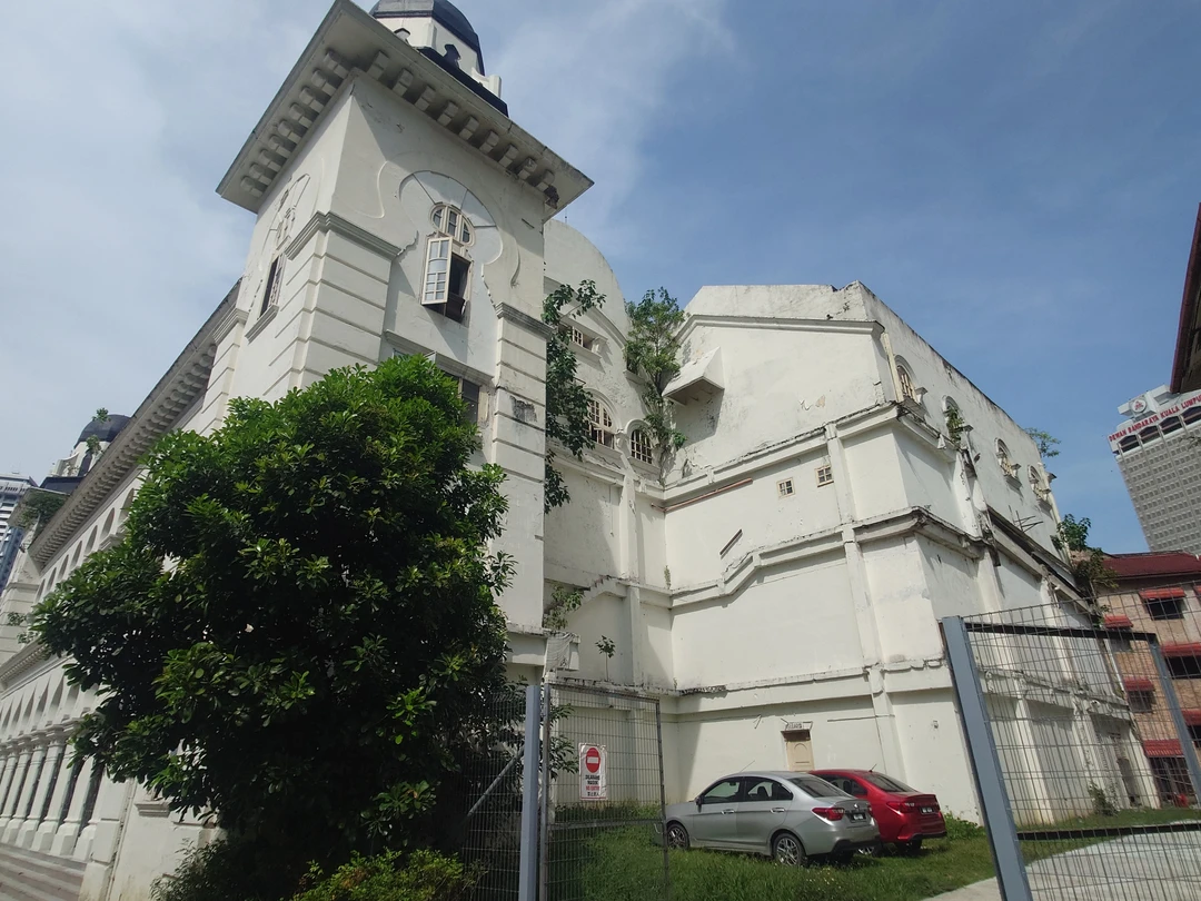 Из всех экскурсий по Куала-Лумпуру меня заинтересовала возможность увидеть историю города в ретроспективе и познакомиться с