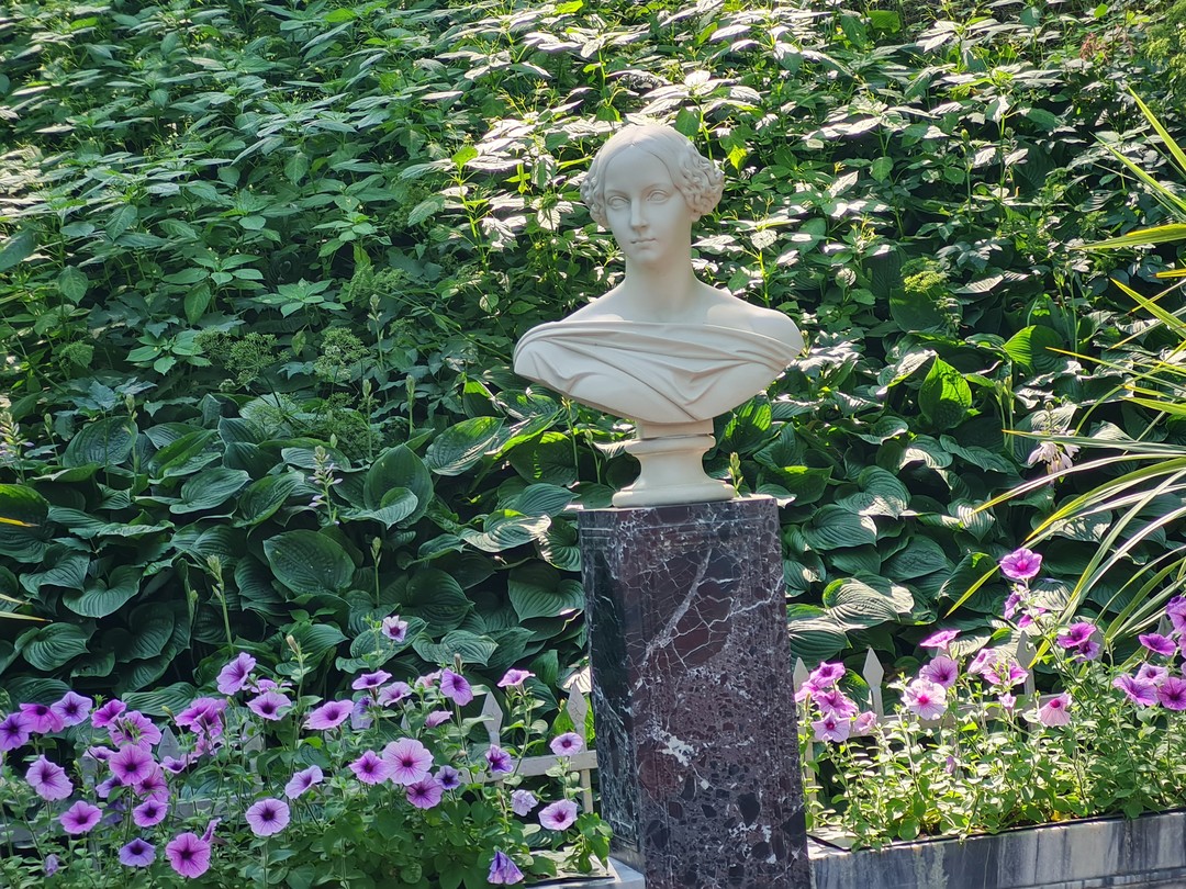 Очень понравилась экскурсия. Экскурсовод Ирина от бога. Все рассказала и проводила по интереснейшим местам нижнего парка Петергофа