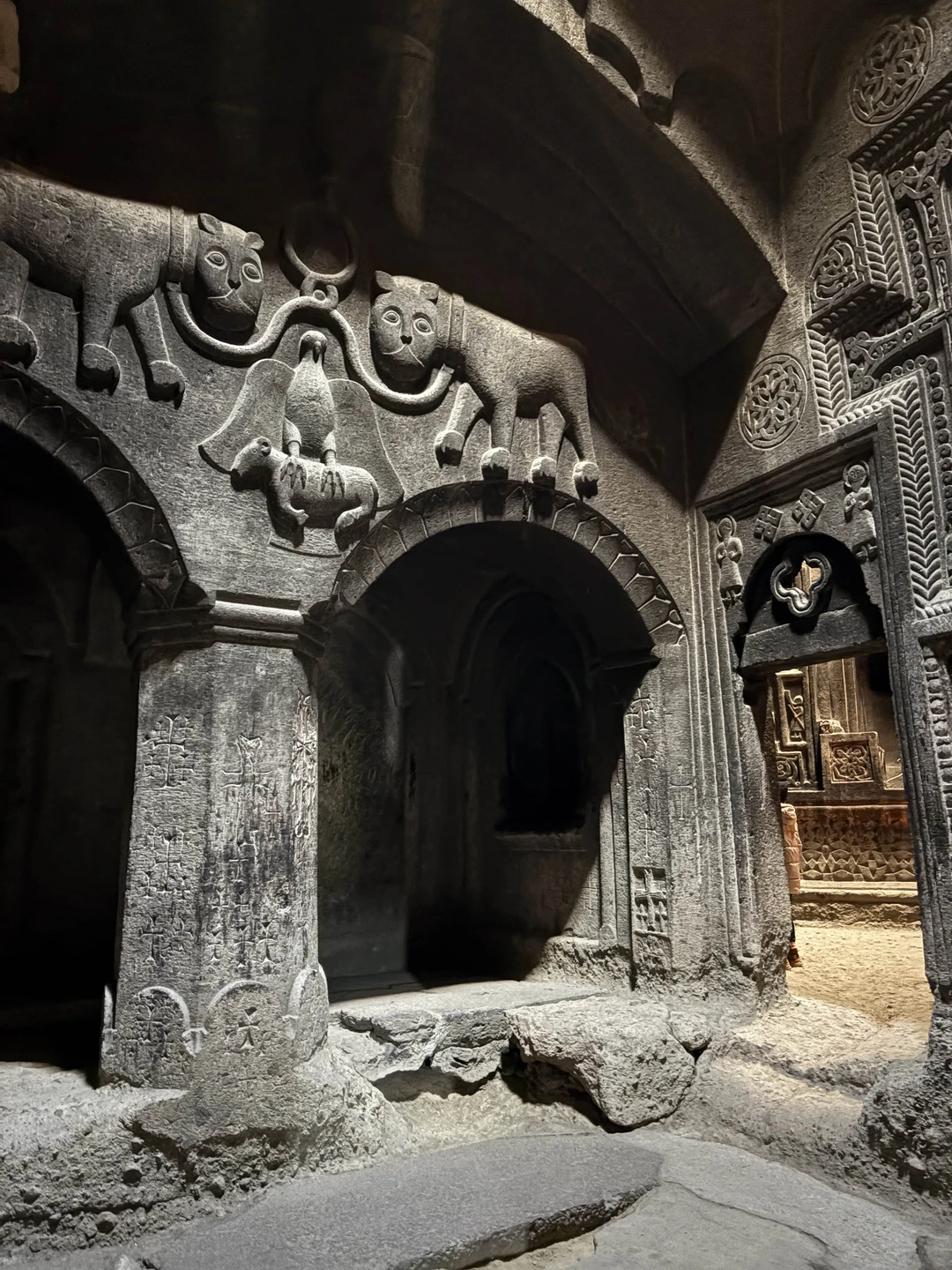 Все прошло отлично от момента заказа и до самого конца экскурсии. Была с мамой, которая хотела узнать древнюю культуру Армении.