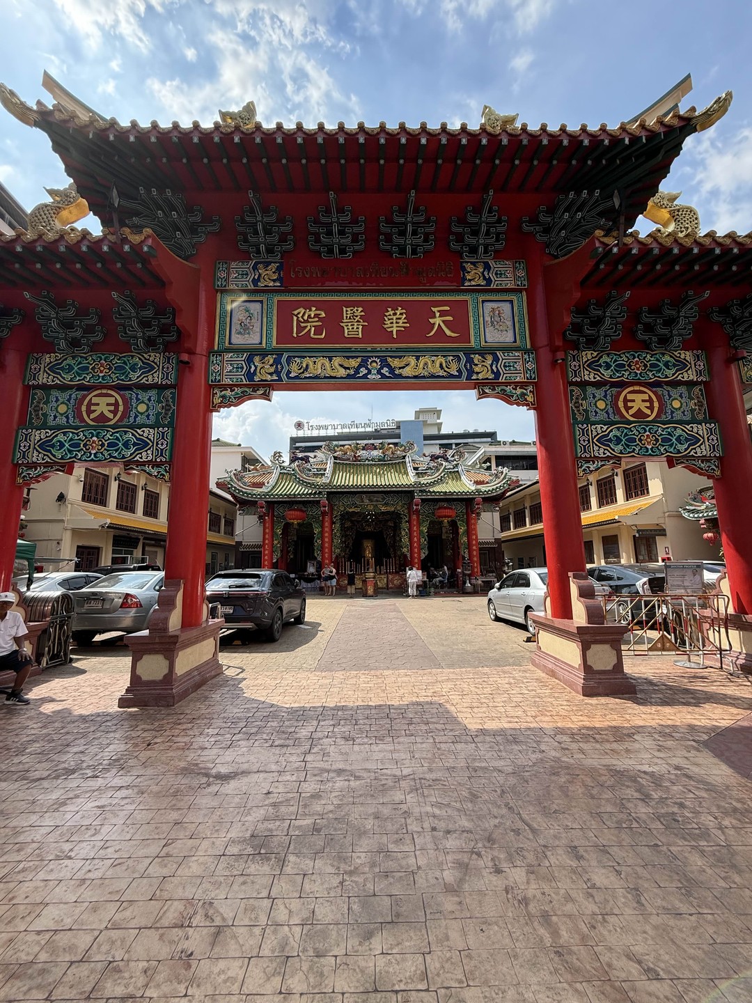 Отличная экскурсия для знакомства с таким многогранным и немного пугающим неопытных путешественников городом, как Бангкок. Как