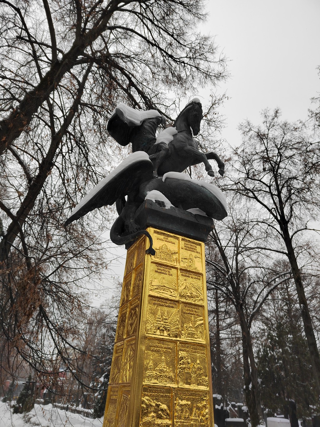 С большим интересом прошли по Новодевичьему кладбищу в сопровождении Дениса. За ограниченный период времени мы увидели