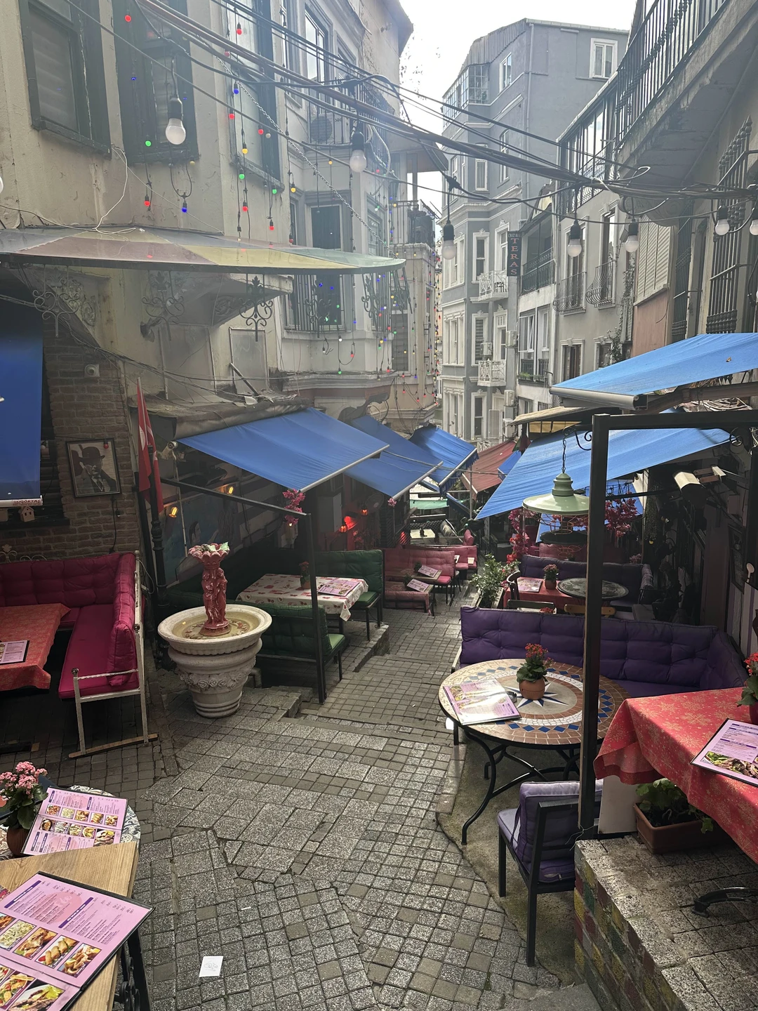 В Стамбуле и на Истикляль бывала много раз, но никогда не заглядывала на удаленные улочки и в пассаж